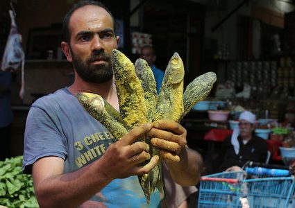 تمتلئ المحال التجارية وبعض البسطات الصغيرة في أسواق غزة بالعديد من أنواع الفسيخ الملون والمملح ..ابتهاجا بقدوم عيد الفطر السعيد.