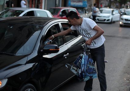 مسيحي من غزة يقدم الماء والتمر للصائمين في الشوارع