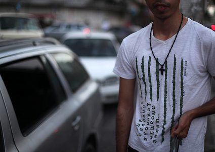 رجل مسيحي فلسطيني يوزع التمر والماء على المسلمين ، قبل الإفطار مباشرة في شهر رمضان المبارك ، في مدينة غزة