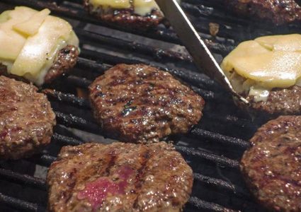 لعشاق "البرغر".. احذروا من البكتيريا القاتلة