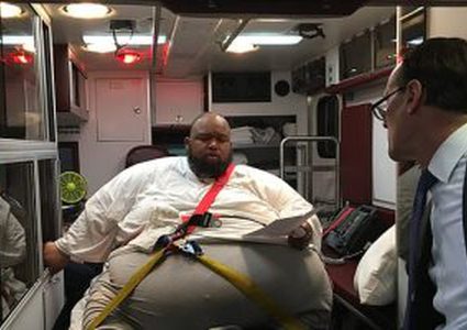 محاكمة تاجر مخدرات أمريكي في سيارة إسعاف بسبب وزنه الزائد!