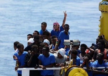 بريطانيا وفرنسا تحتجزان 74 مهاجرا حاولوا عبور نفق المانش