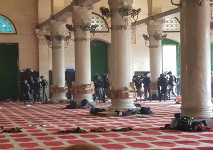 تصدوا له .. الاحتلال يعتدي على المعتكفين في الأقصى