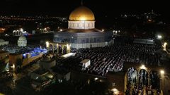 عشرات الآلاف يؤدون صلاتي العشاء والتراويح في المسجد الأقصى