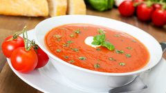 شوربة الطماطم بالحبق