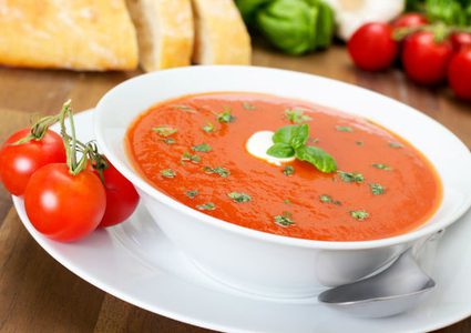 شوربة الطماطم بالحبق