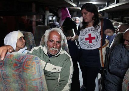 52 من أهالي أسرى غزة يتوجهون لزيارة ذويهم في 'نفحة'