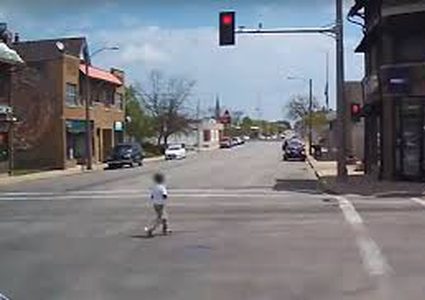 سائقة حافلة تنقذ طفلا معاقا من موت محتوم