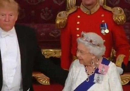 مرة أخرى.. ترامب يخرق البروتوكول أمام ملكة بريطانيا