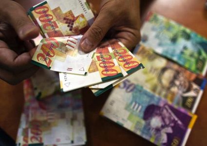 قناة عبرية: إسرائيل تحول أموال المقاصة للسلطة والأخيرة ترفضها