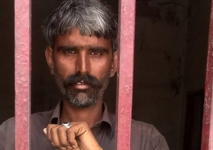 باكستاني يقتل زوجته بعد إصابتها بالإيدز