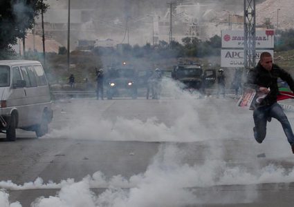 الاحتلال يعتقل طالبا جامعيا ويصيب العشرات بالاختناق شمال الخليل