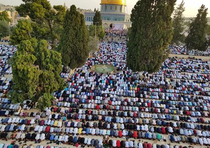 الآلاف يؤدون صلاة عيد الفطر في رحاب الأقصى
