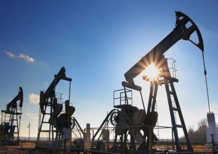 النفط يتراجع بعد ارتفاع مفاجئ لمخزونات أميركا