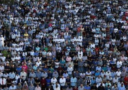 المواطنون يؤدون صلاة العيد في الساحات العامة بقطاع غزة