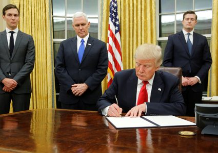 صحيفة فرنسية: 3 عوامل جعلت صفقة القرن تصطدم بطريق مسدود