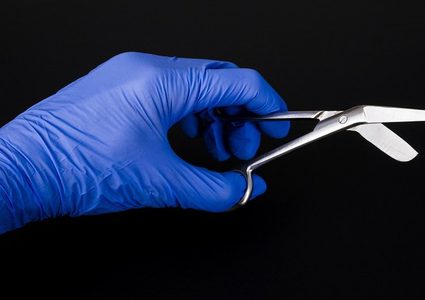 جريمة مروعة تهز مصر.. فتاة تغرز في صدر والدتها 40 طعنة!