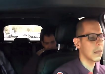 من المقعد الخلفي.. راكب يهاجم بوحشية سائق تاكسي! (فيديو)