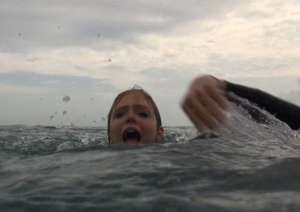 اتق شر من تدافع عنه.. سمكة قرش تهاجم فتاة!