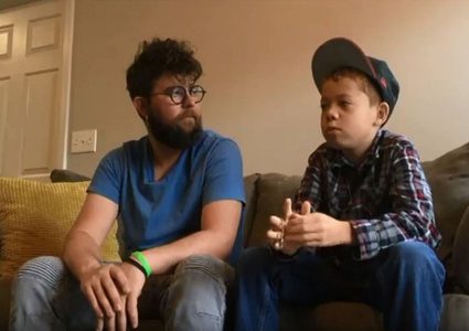 مدرس يتبنى تلميذا مريضا لينقذ حياته!