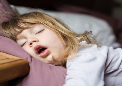 ما الذي يعنيه شخير طفلك بصوت عال؟