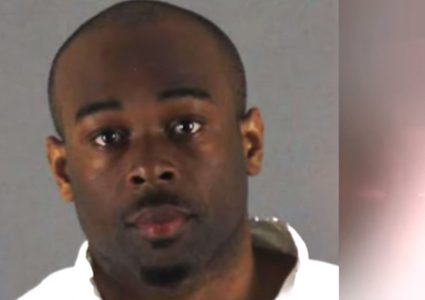 "أراد قتل شخص ما".. فرمى طفلا من شرفة مركز تجاري!