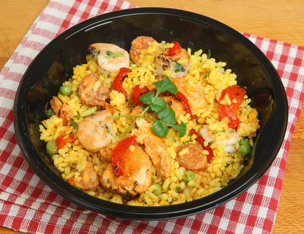 طريقة عمل الارز بالجمبري وقطع الدجاج