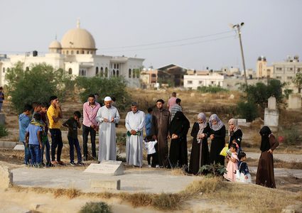 مواطنون غزيون يزورون المقابر في العيد لقراءة الفاتحة لموتاهم