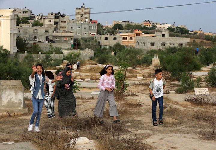 عدد من المواطنين في مدينة خانيونس جنوب القطاع ، يزورون المقابر في العيد  لقراءة الفاتحة لموتاهم.