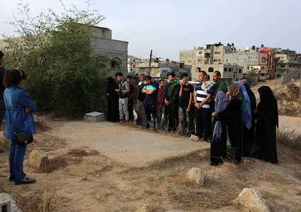 مواطنون غزيون يزورون المقابر في العيد لقراءة الفاتحة لموتاهم