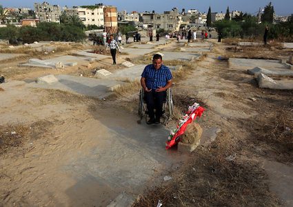 مواطنون غزيون يزورون المقابر في العيد لقراءة الفاتحة لموتاهم