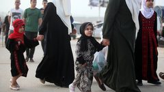 الظروف الاقتصادية تحرم عائلات غزة من زيارة أرحامها في العيد