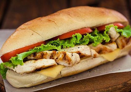 ساندوتش صدر الدجاج بالخبز الفرنسي