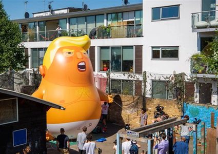 بالونات "ترامب الساخرة" تلاحق الرئيس الأمريكي إلى لندن!