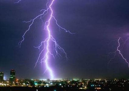 صاعقة عملاقة تضيء سماء الصين