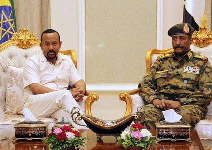 آبي أحمد يدعو إلى انتقال "ديمقراطي سريع" في السودان