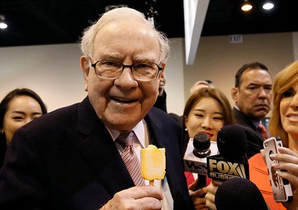 أغنى رجال العالم يعملان في مطعم للوجبات الخفيفة