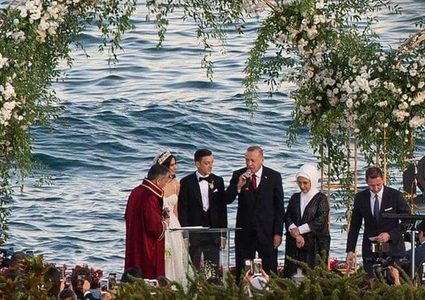 أوزيل يتجاهل الانتقادات.. ويتزوج بحضور أردوغان