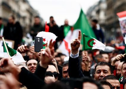 بعد دعوة بن صالح..تظاهرات جزائرية رفضا "لرموز النظام السابق"