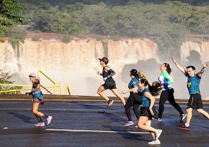 قطيع فيلة يلاحق عداءات و"يلقنهن درسا" بالخراطيم!