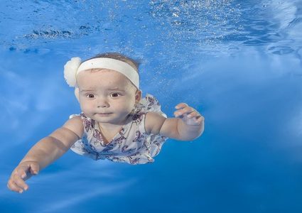 معجزة حقيقية.. طفلة تنقذ شقيقتها من غرق محتم!