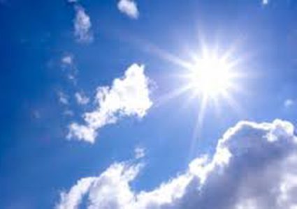 الطقس: أجواء معتدلة وصافية وانخفاض طفيف على الحرارة