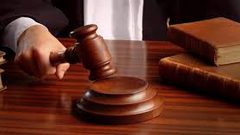 "تنورة" محامية تطيح قاضيًا تركيًا من منصبه
