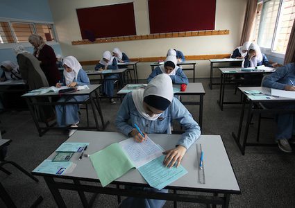 طلبة التوجيهي يتقدمون لامتحان الانجاز في فلسطين