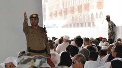 رجل أمن سعودي يضرب معتمراً في الحرم المكي