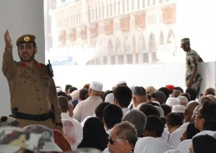 رجل أمن سعودي يضرب معتمراً في الحرم المكي