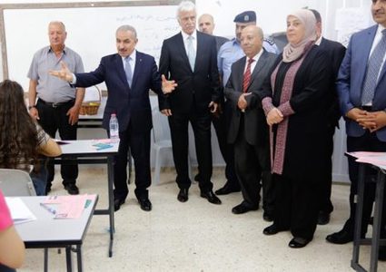 اشتية يتفقد قاعات امتحان "الإنجاز"