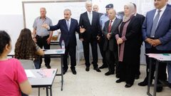 اشتية يتفقد قاعات امتحان "الإنجاز"
