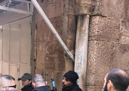 اعتقال أحد حراس الأقصى بعد الاعتداء عليه بشكل مبرح