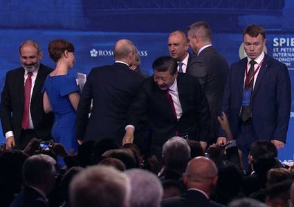 حرس بوتين ينقذون الرئيس الصيني من السقوط في منتدى بطرسبوغ